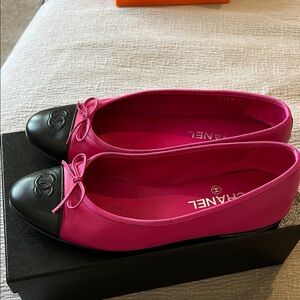 CHANEL Fuchsia and Black ballet ballerina flats  size 40.5